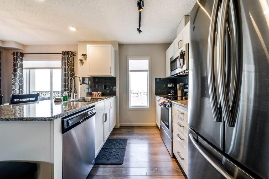 Bright Luxe Condo, Ac, Top Floor, King Bed, Balcony! Edmonton Exterior foto