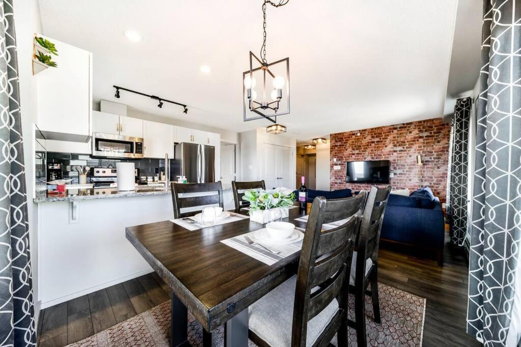 Bright Luxe Condo, Ac, Top Floor, King Bed, Balcony! Edmonton Exterior foto