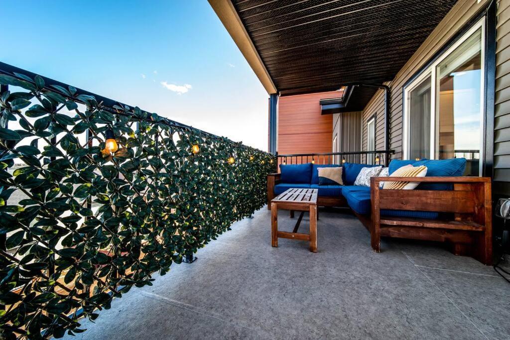 Bright Luxe Condo, Ac, Top Floor, King Bed, Balcony! Edmonton Exterior foto