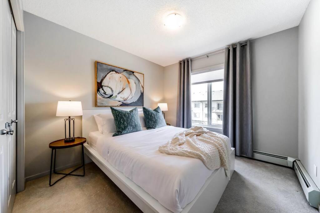 Bright Luxe Condo, Ac, Top Floor, King Bed, Balcony! Edmonton Exterior foto