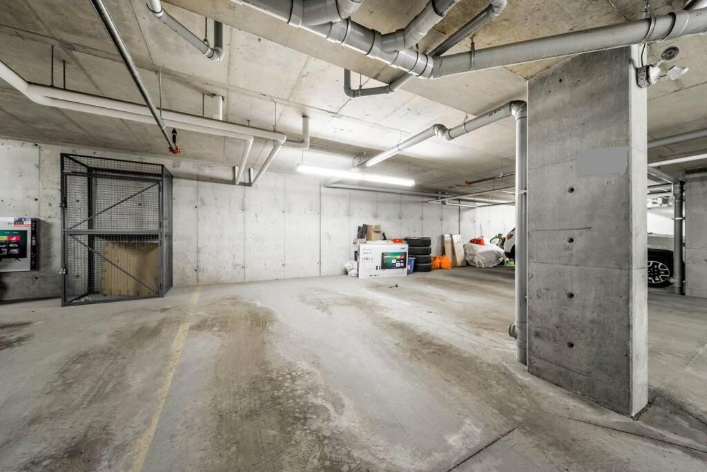 Bright Luxe Condo, Ac, Top Floor, King Bed, Balcony! Edmonton Exterior foto