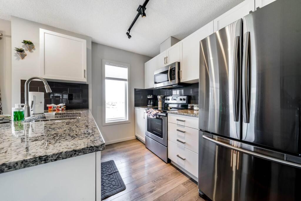 Bright Luxe Condo, Ac, Top Floor, King Bed, Balcony! Edmonton Exterior foto