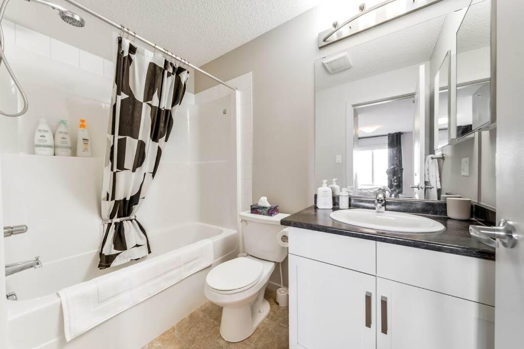 Bright Luxe Condo, Ac, Top Floor, King Bed, Balcony! Edmonton Exterior foto