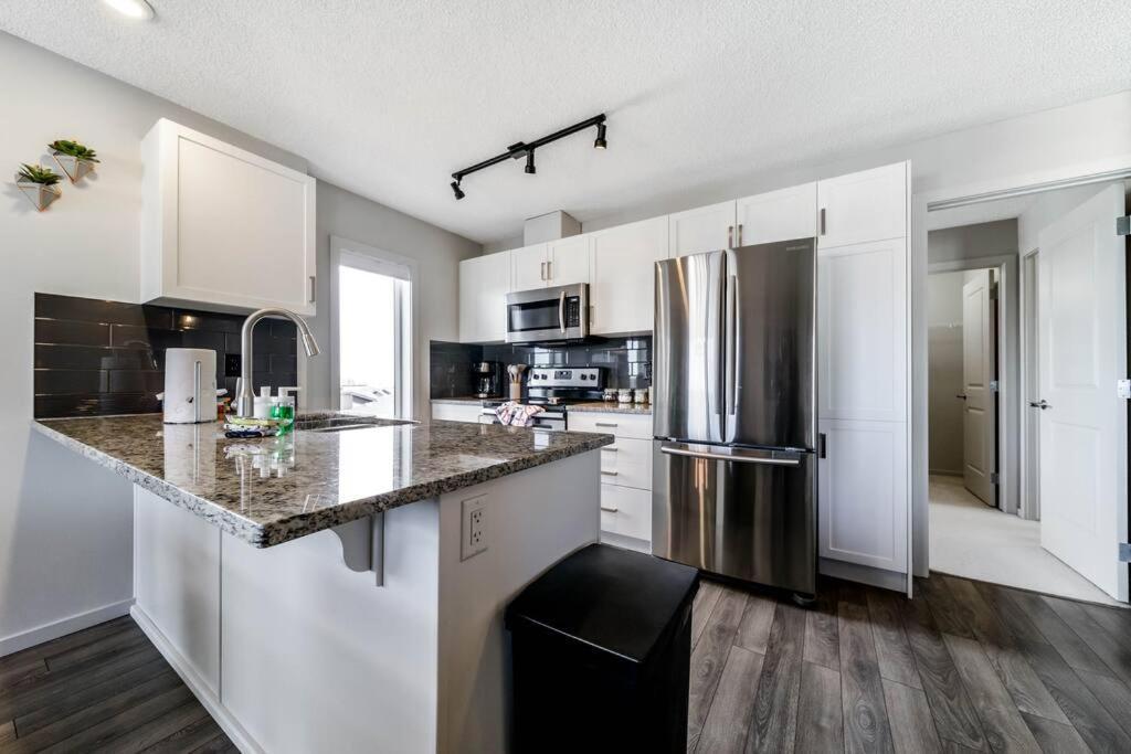 Bright Luxe Condo, Ac, Top Floor, King Bed, Balcony! Edmonton Exterior foto