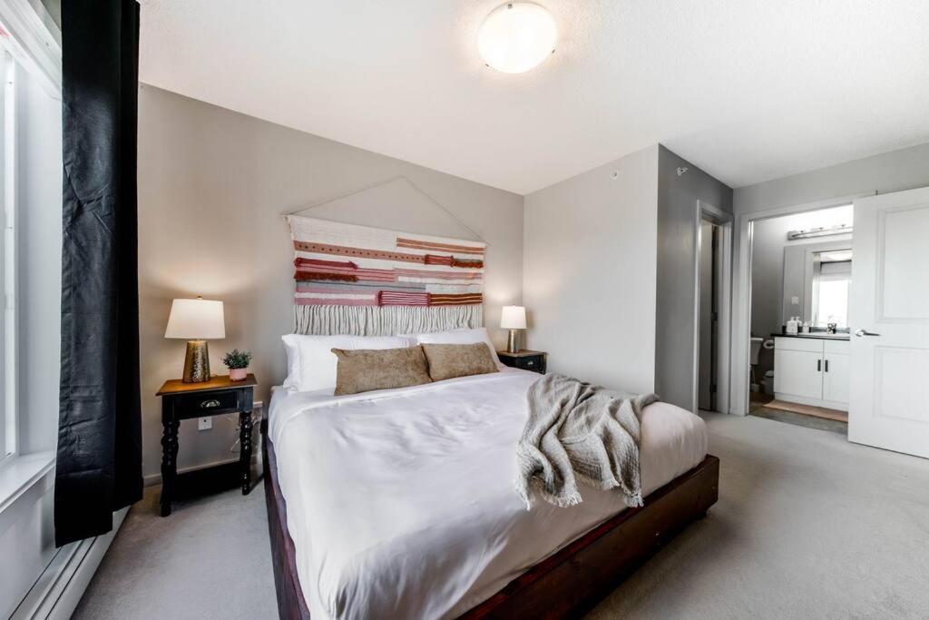 Bright Luxe Condo, Ac, Top Floor, King Bed, Balcony! Edmonton Exterior foto