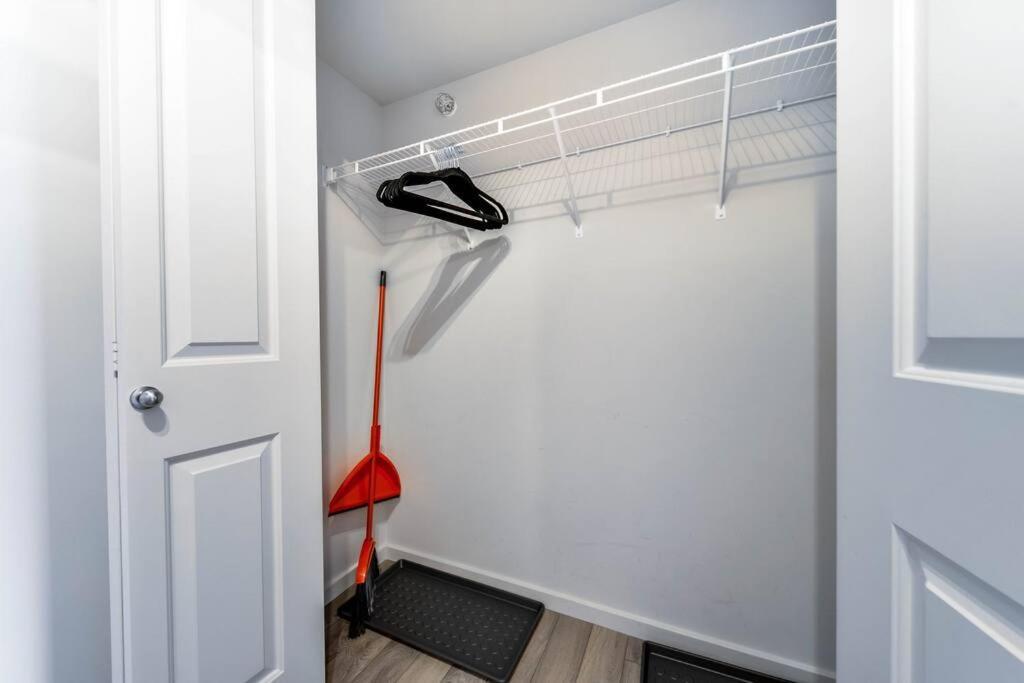 Bright Luxe Condo, Ac, Top Floor, King Bed, Balcony! Edmonton Exterior foto